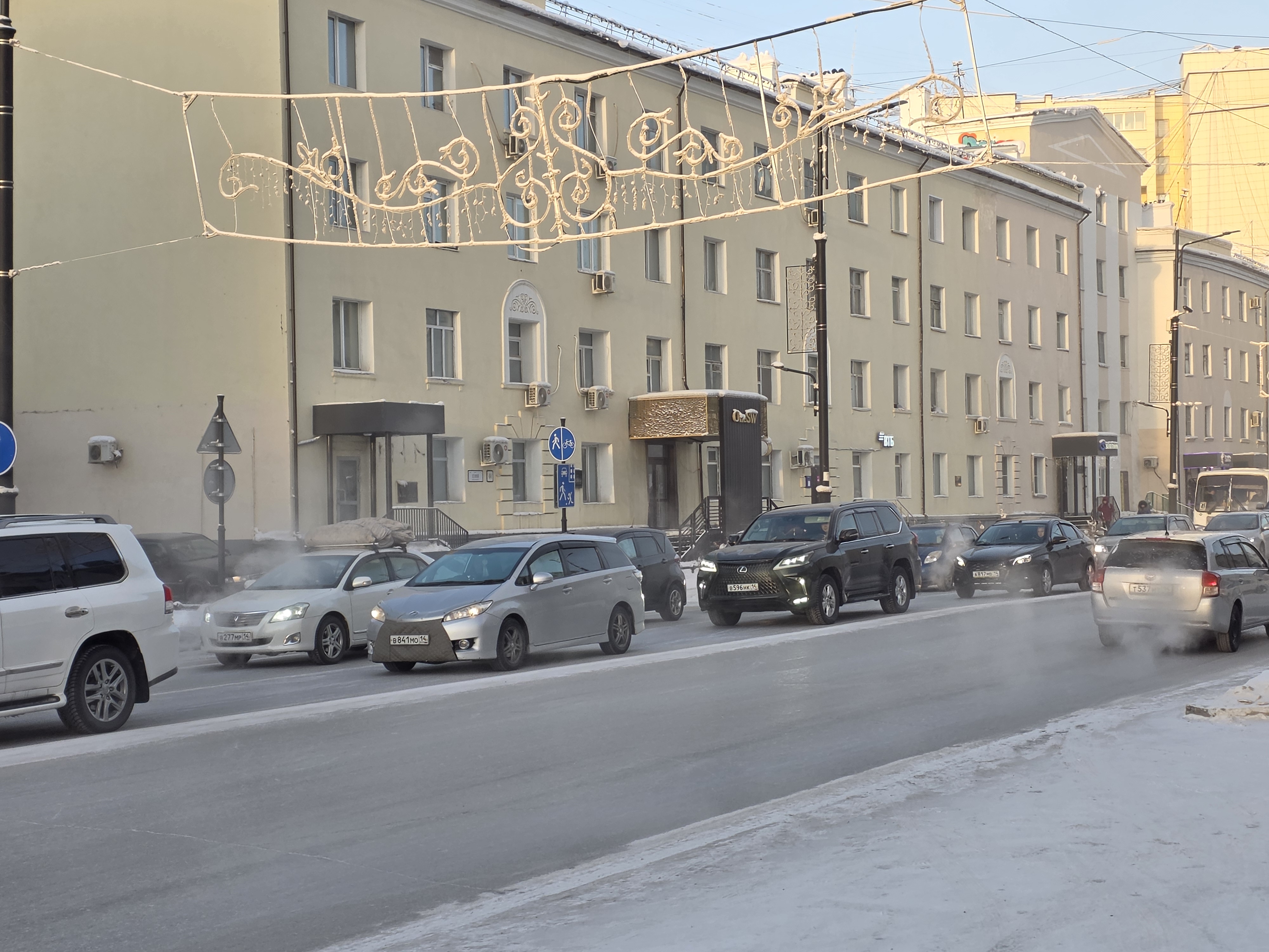 Фасад здания на проспекте Ленина